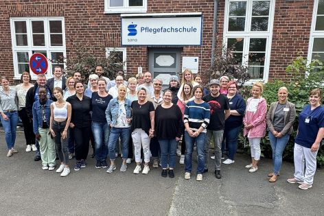 Die Pflegefachschule – eine Kooperation der Sana Kliniken Lübeck und der DRK-Schwesternschaft Lübeck e.V. – begrüßt 23 neue Auszubildende.